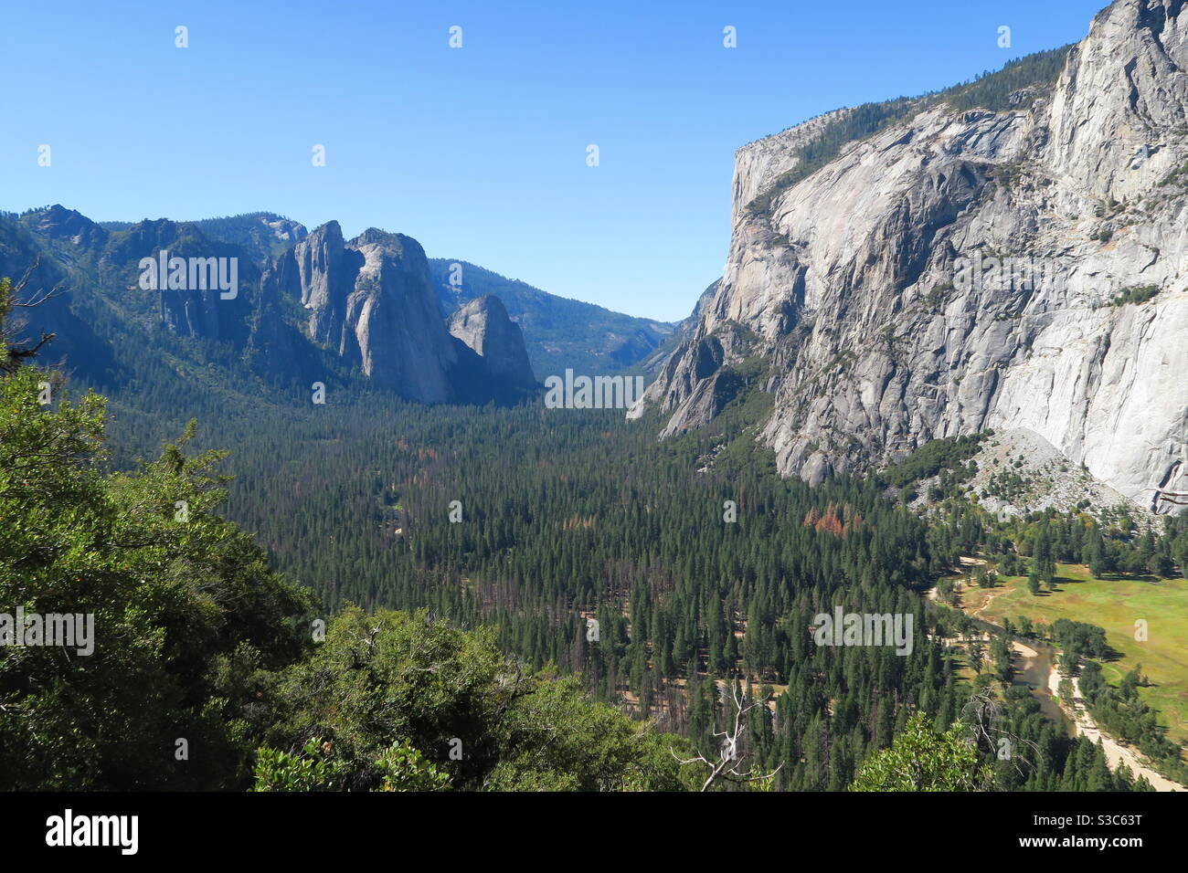 Erhöhter Blick auf das Merced Flusstal im Yosemite Nationalpark bei einer Wanderung im Herbst. Kalifornien, USA. Stockfoto