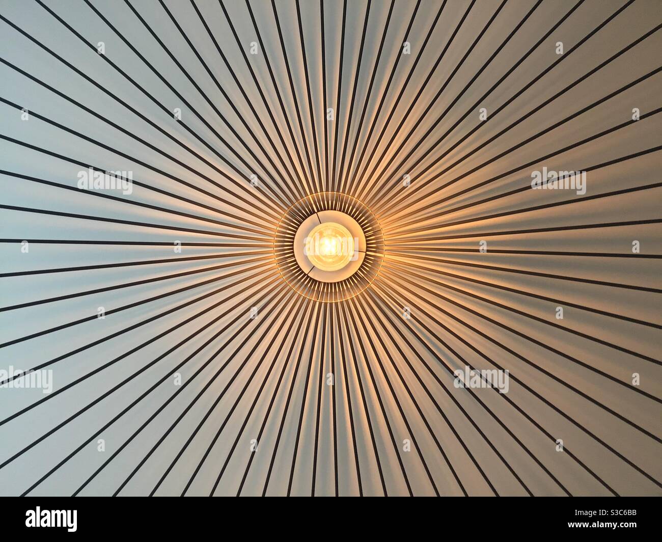 Ampulle jaune orange et lampe pour plafonnier d’intérieur Design moderne Stockfoto