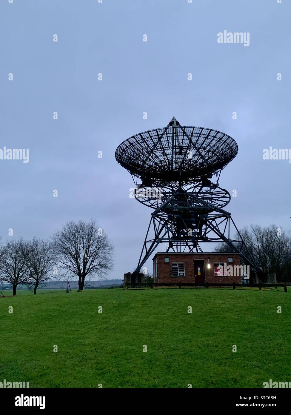 Ein Gericht im Mullard Radio Observatory in der Universität Cambridge Stockfoto