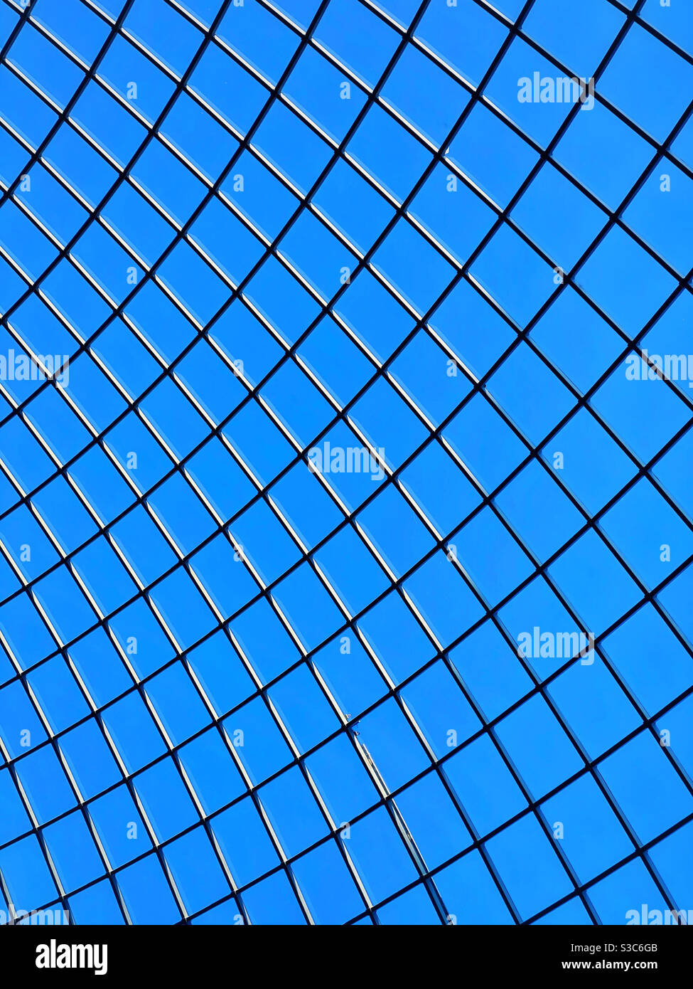 Die Glaskuppeldecke des Cabot Circus Shopping Centre in Bristol, SW England. Bildnachweis ©️ COLIN HOSKINS. - Smartphone-aufgenommenes Stockfoto