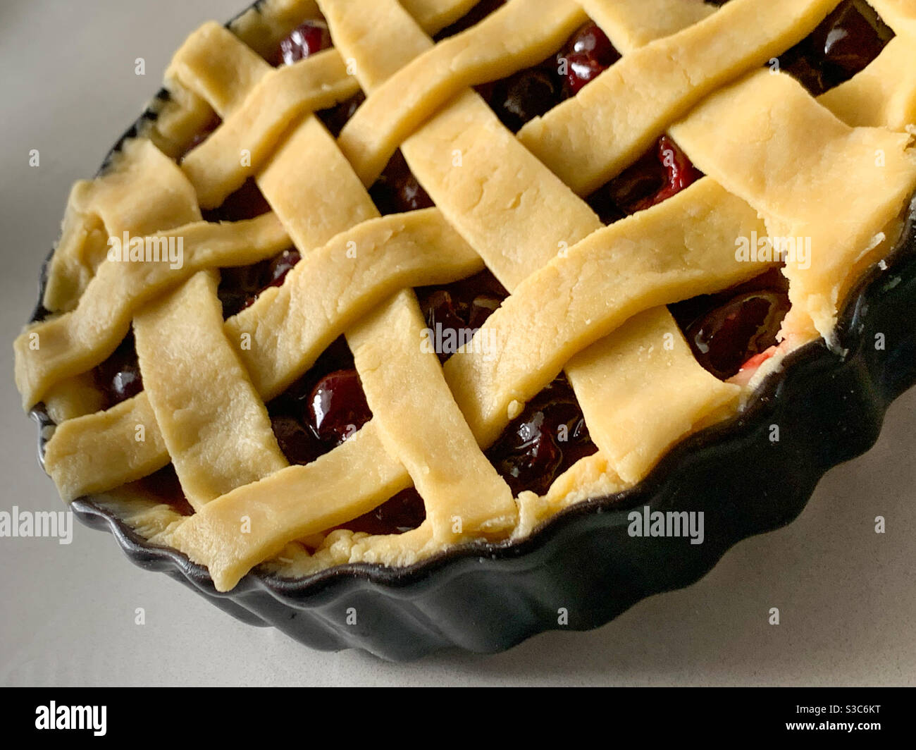 Frisch zubereiteter Kirschkuchen zum Backen - Smartphone-aufgenommenes Stockfoto