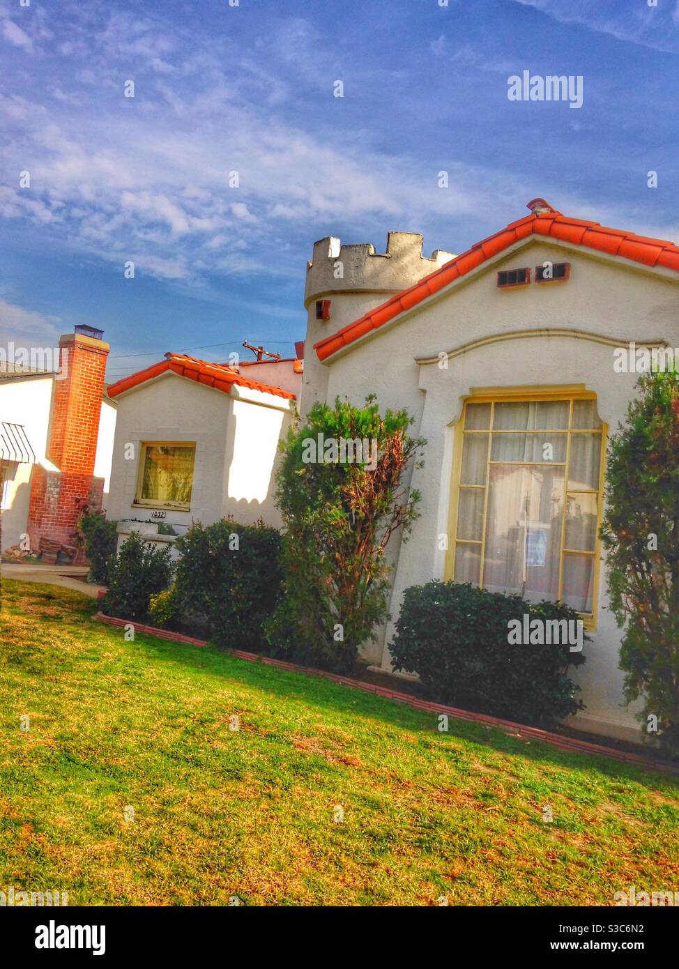 Wer möchte nicht ein Haus mit einem Turm besitzen? Besonders ein bezauberndes kalifornisches Haus im spanischen Stil mit weißem Stuck und rotem Ziegeldach in Südkalifornien, Glendale, Los Angeles, USA - Smartphone-aufgenommenes Stockfoto