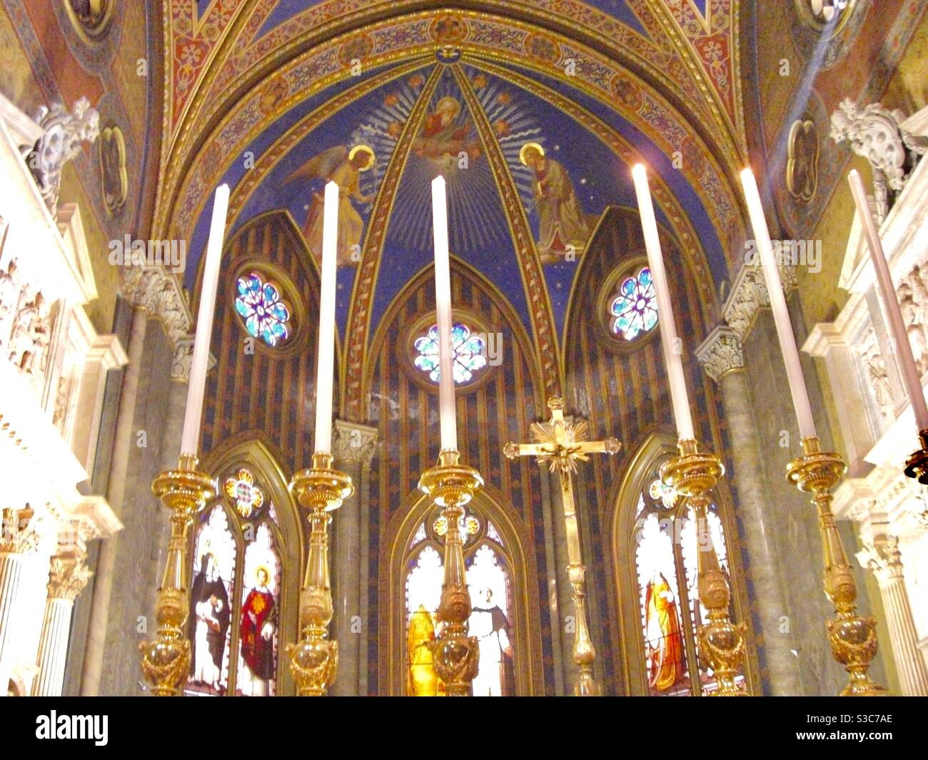 Opulenter Überschuss der römisch-katholischen Kirche, fünf hohe Kerzen in blau und Gold Kirche mit Marmorschnitzereien, Rom, Italien Stockfoto