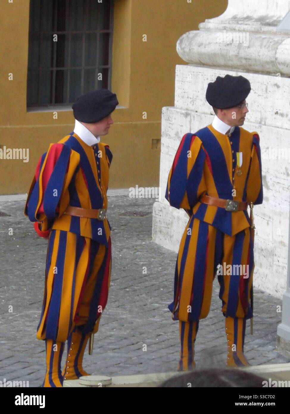 Zwei Mitglieder der Päpstlichen Schweizergarde, vatikanische Soldaten des Papstes, Rom Italien Stockfoto