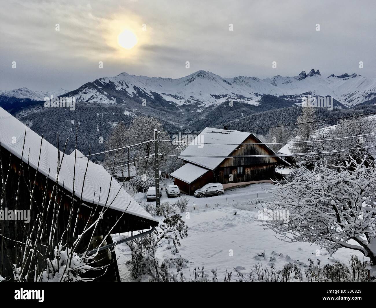 Temps neigeux sur Jarrier et les Aiguilles d’Arves en Maurienne Savoie Alpes Stockfoto