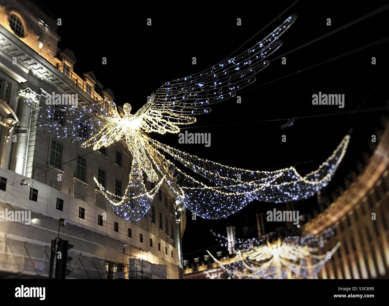 Weihnachtsdekoration Lichter in den Straßen von London - Smartphone-aufgenommenes Stockfoto