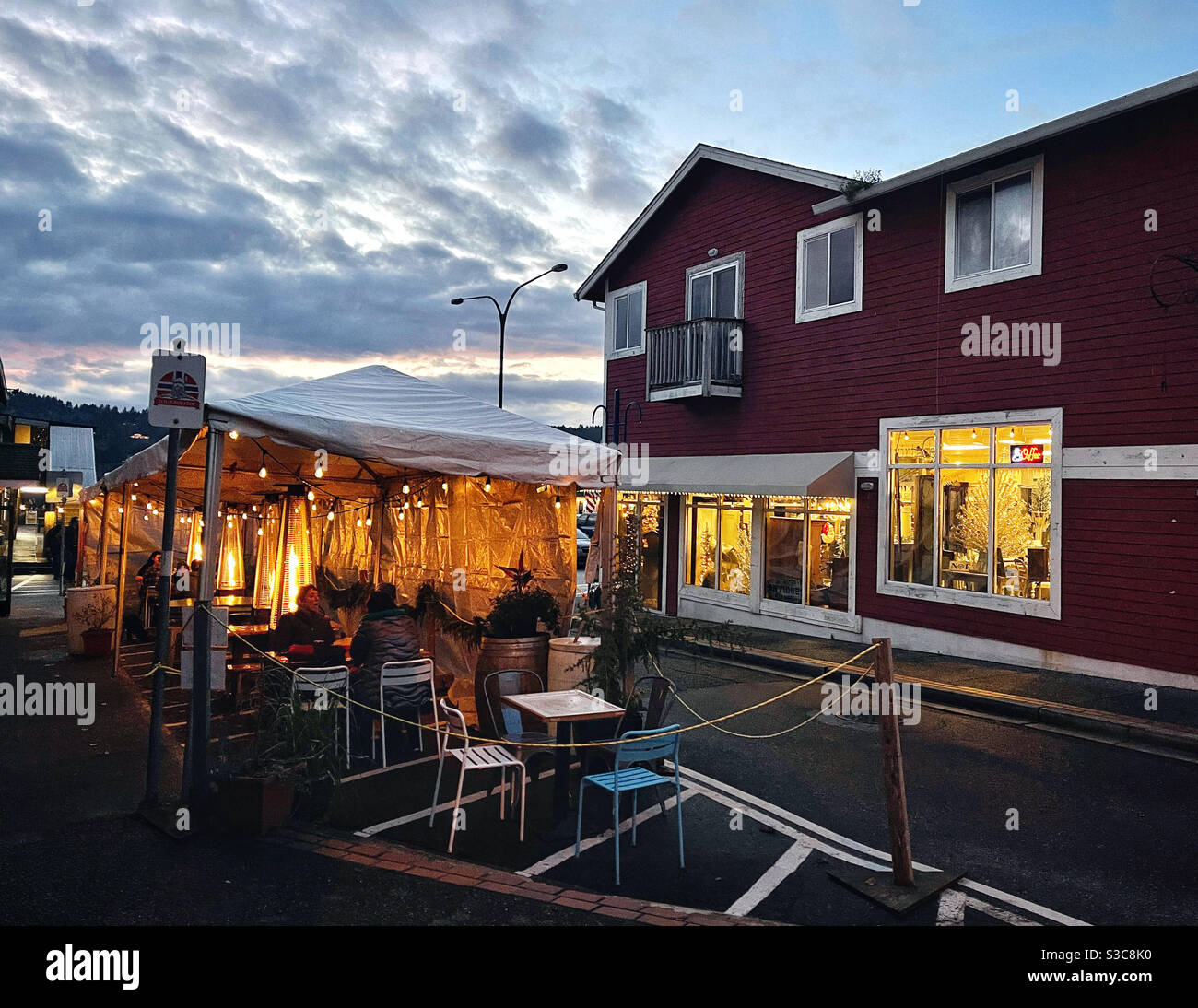 In der Stadt Poulsbo werden Zelte für Mahlzeiten im Freien aufgestellt Während Covid19 Einschränkung im Winter 2020 Stockfoto