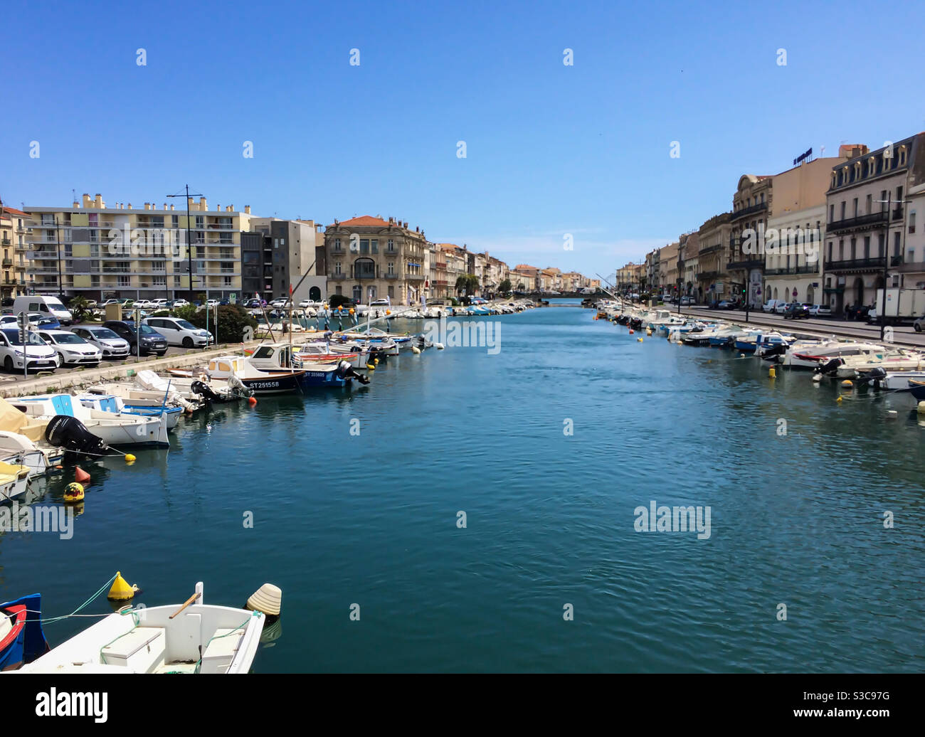 Wasserkanal mit angedockten Booten mitten in der mediterranen Stadt - in Sete, Provence, Frankreich - Smartphone-aufgenommenes Stockfoto