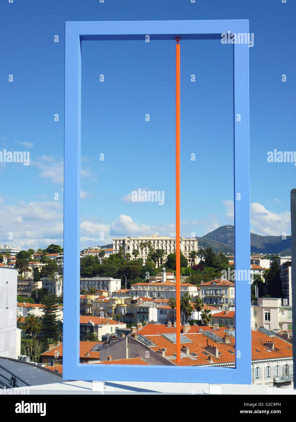 Stadt Nizza, Frankreich. Blick auf die Dächer von einem rechteckigen Rahmen Kunstwerk Stockfoto