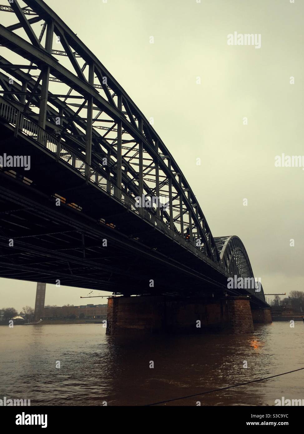 Stahlbrücke im Winter. Stockfoto