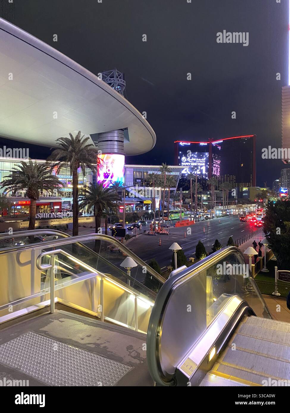 Las Vegas Hilton's Resort World beleuchtet im Hintergrund der Fashion Show Mall. Stockfoto