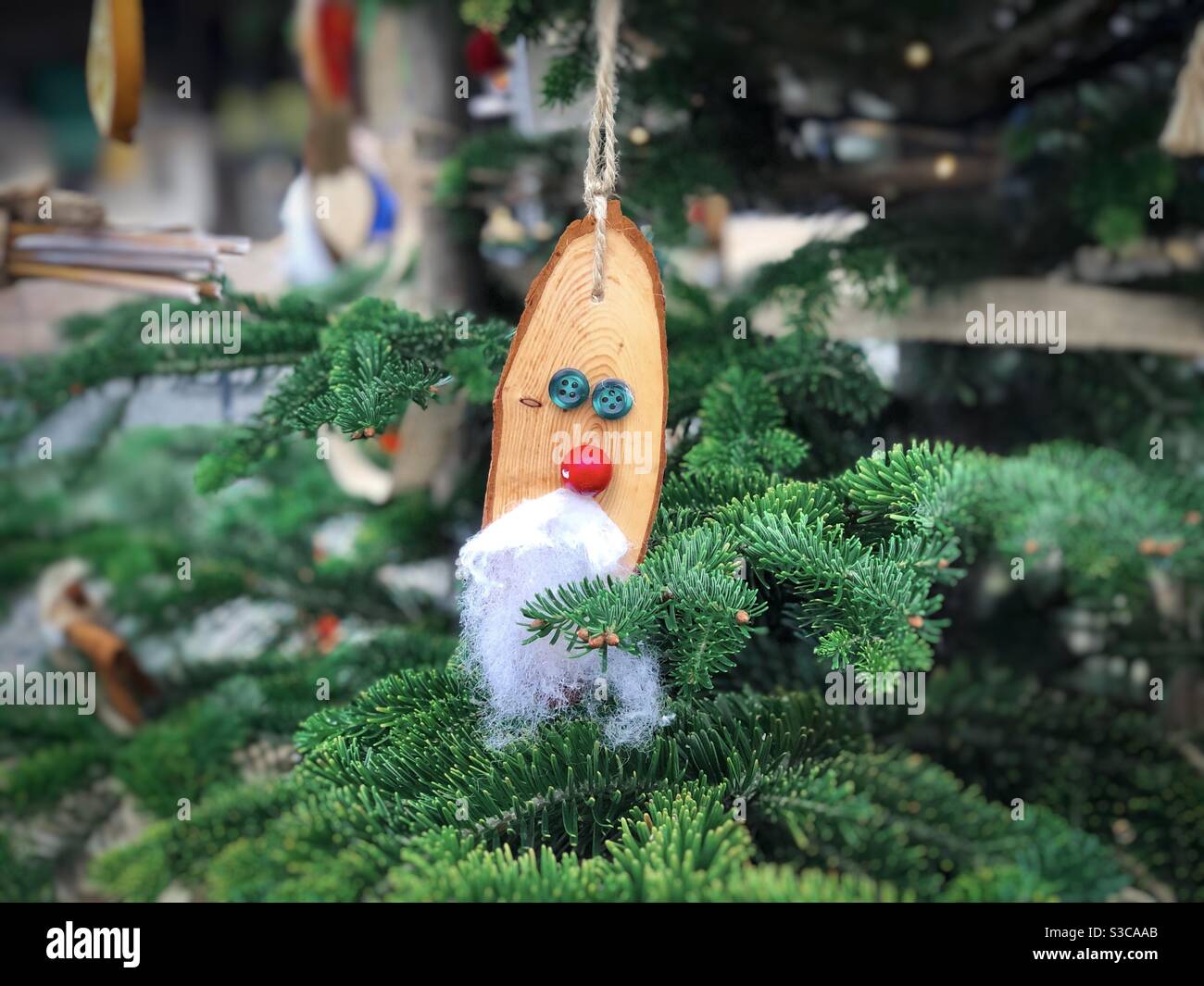 Weihnachtsmannkugel aus Holz, die in der Weihnachtszeit hängt Baum Stockfoto