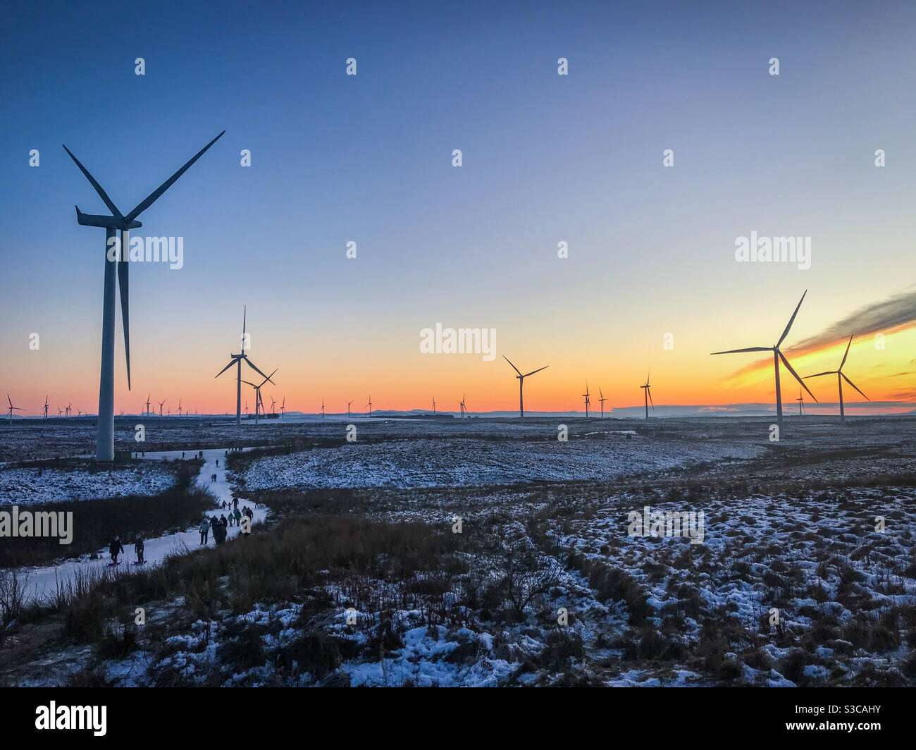 Sonnenuntergang auf Whitelee Windfarm in Schottland Stockfoto