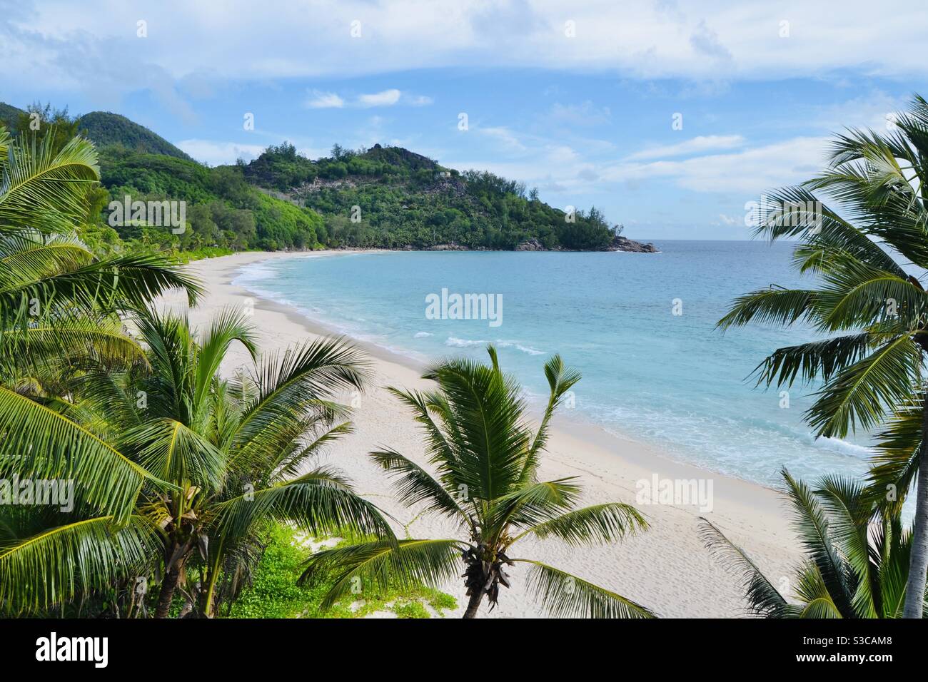 Menschenleer perfekter paradiesischer Strand auf den Seychellen Stockfoto