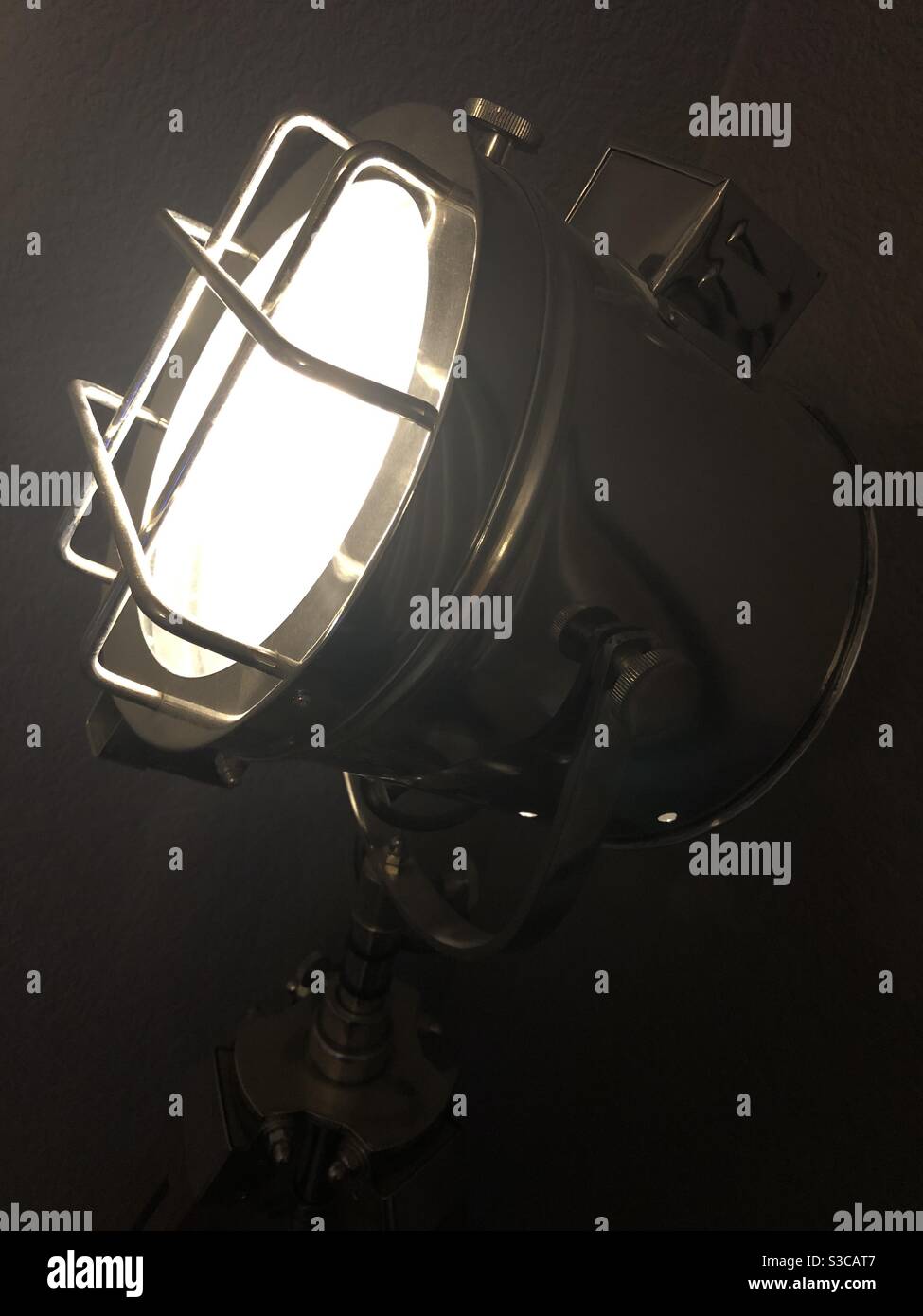 Stativlampe in einem Wohnzimmer - Smartphone-aufgenommenes Stockfoto