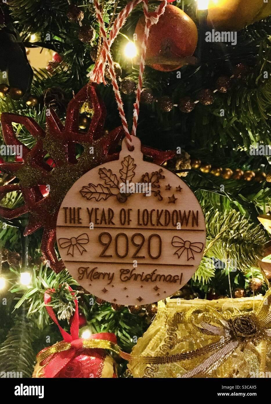 Weihnachtsbaumschmuck inklusive einer für 2020 - das Jahr Der Sperre Stockfoto