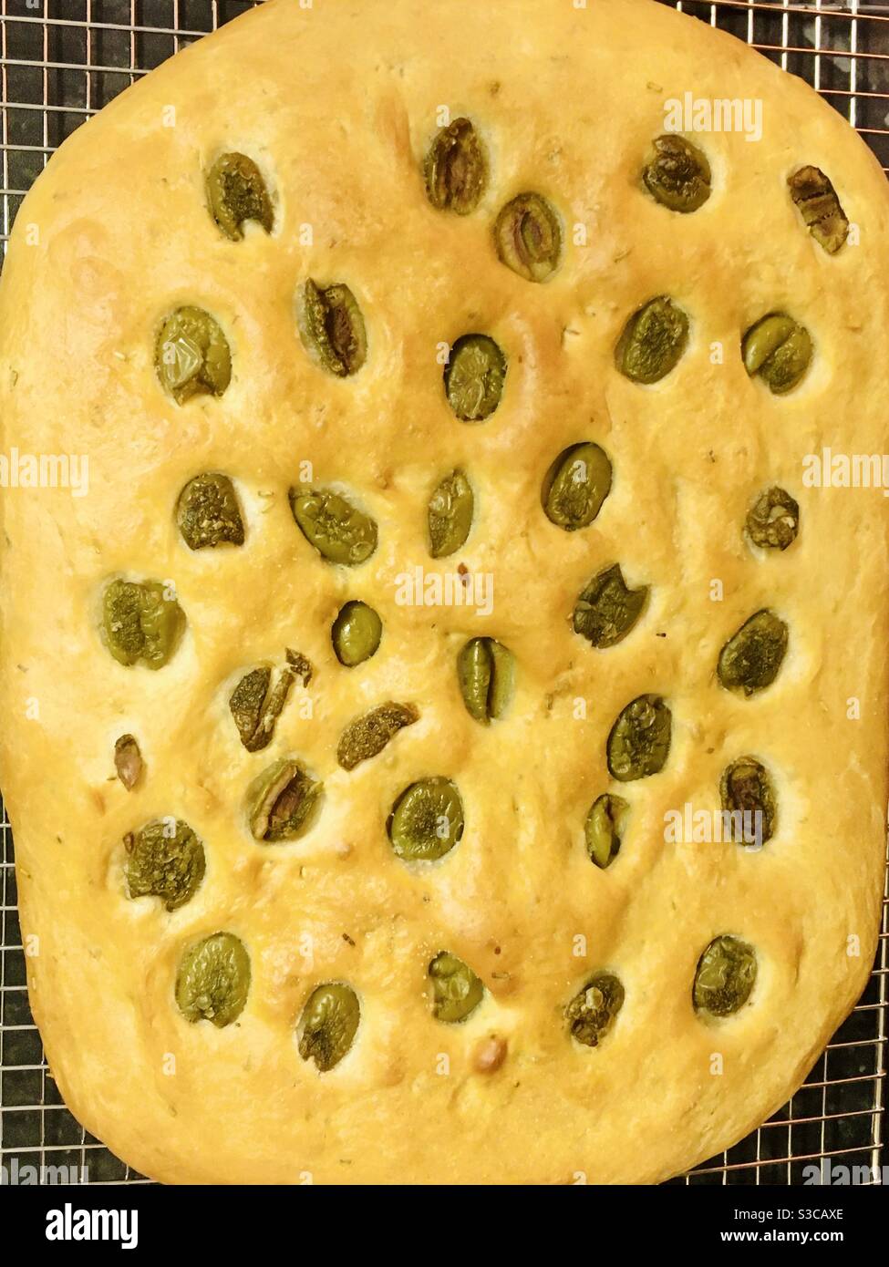 Hausgemachte Oliven und Kräuter reißen und teilen Brot Stockfoto