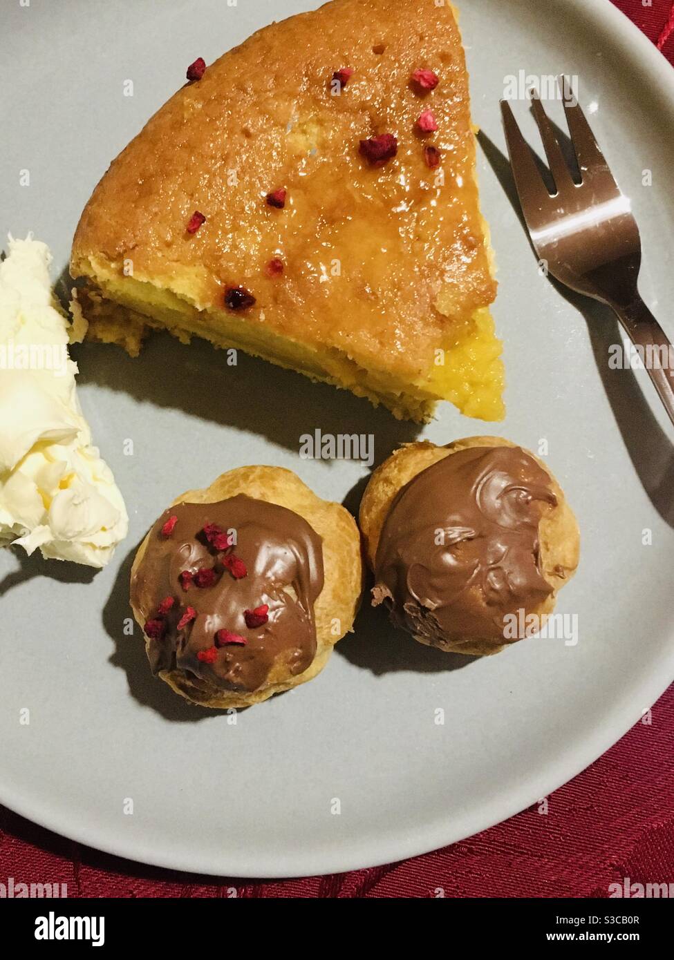 Desserts auf einem Teller mit einer Kuchengabel Stockfoto