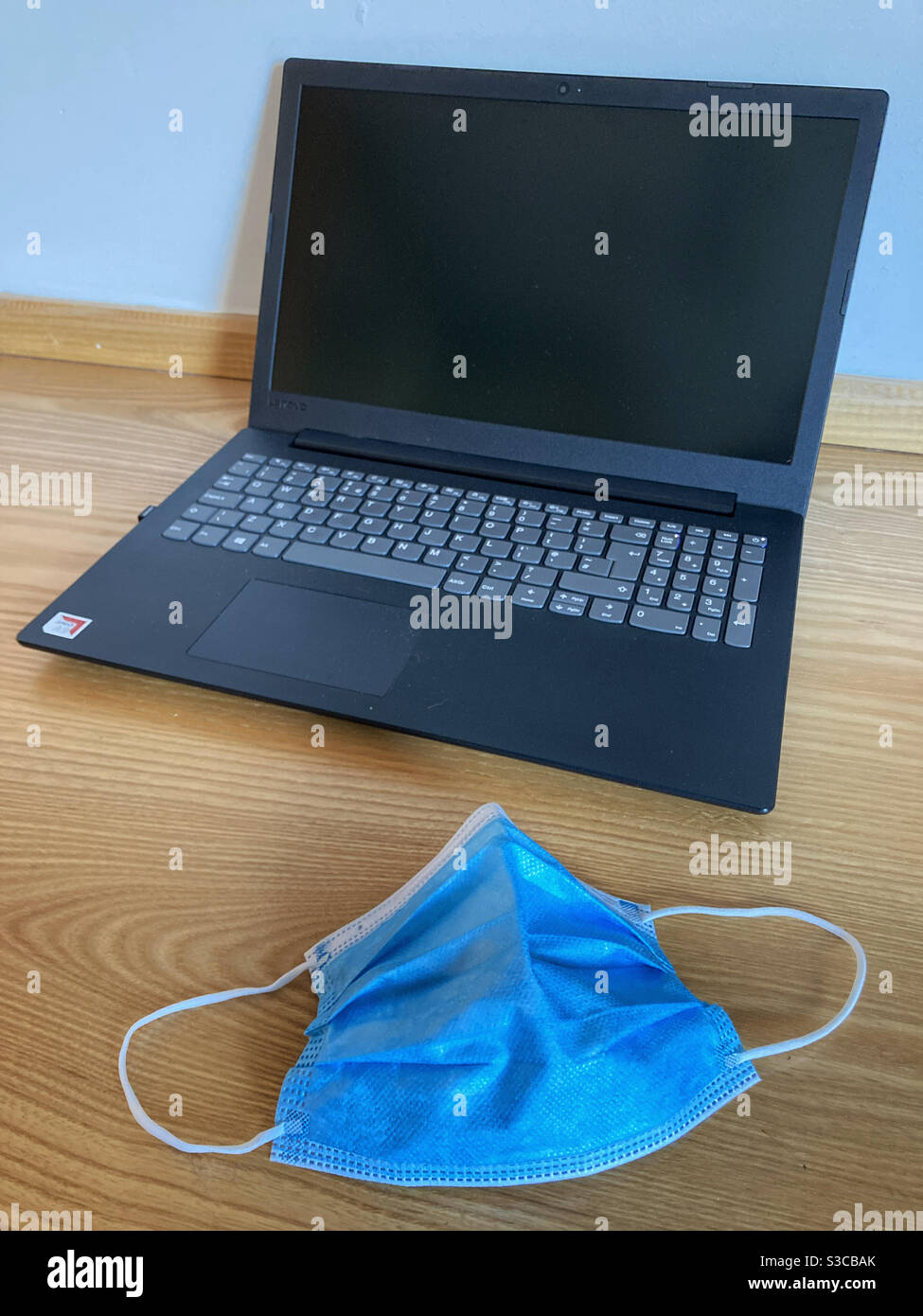 Arbeit von zu Hause während der COVID-19 Pandemie - Smartphone-aufgenommenes Stockfoto