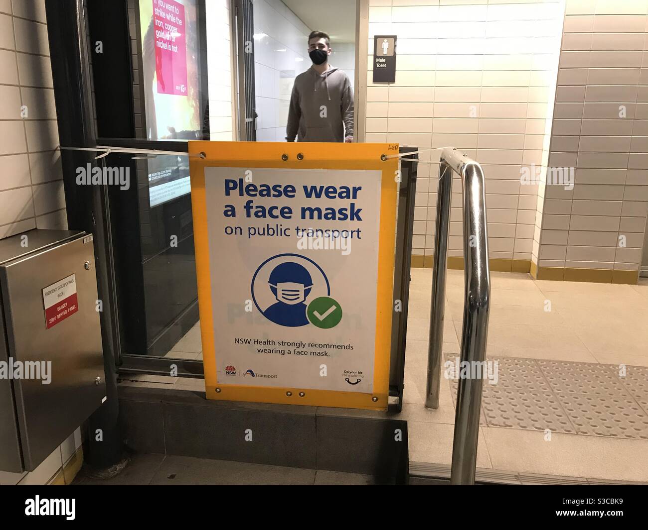 Bitte tragen Sie vor den Toiletten der Town Hall Station in Sydney, NSW, Australien eine Gesichtsmaske. Im Großraum Sydney sind Gesichtsmasken jetzt für den öffentlichen Nahverkehr obligatorisch. Stockfoto