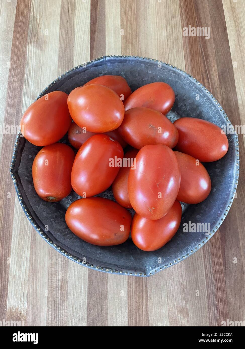 Roma-Tomaten mit Pflaumen Stockfoto