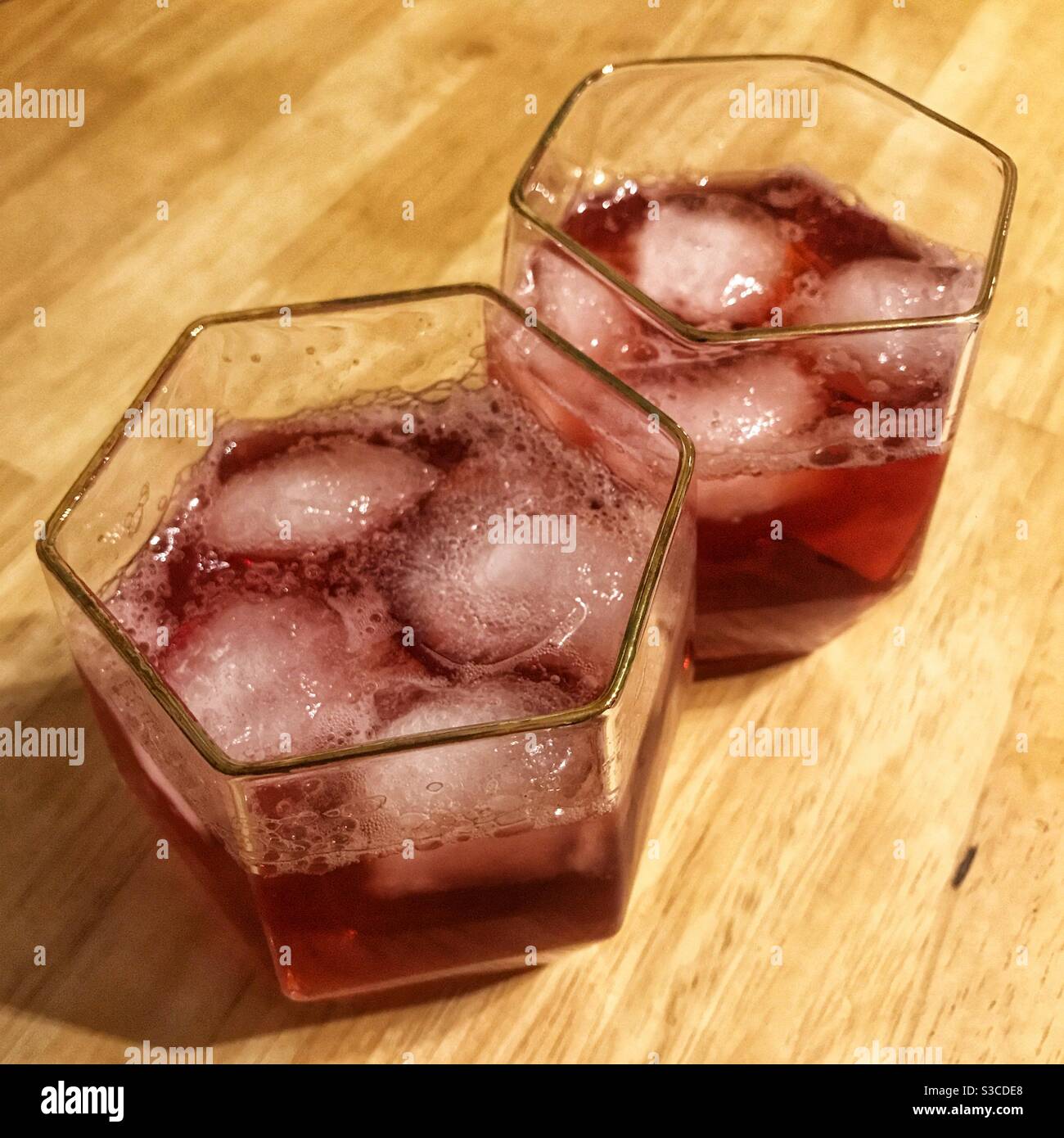 Sloe Gin und Ginger Ale Cocktails. Stockfoto