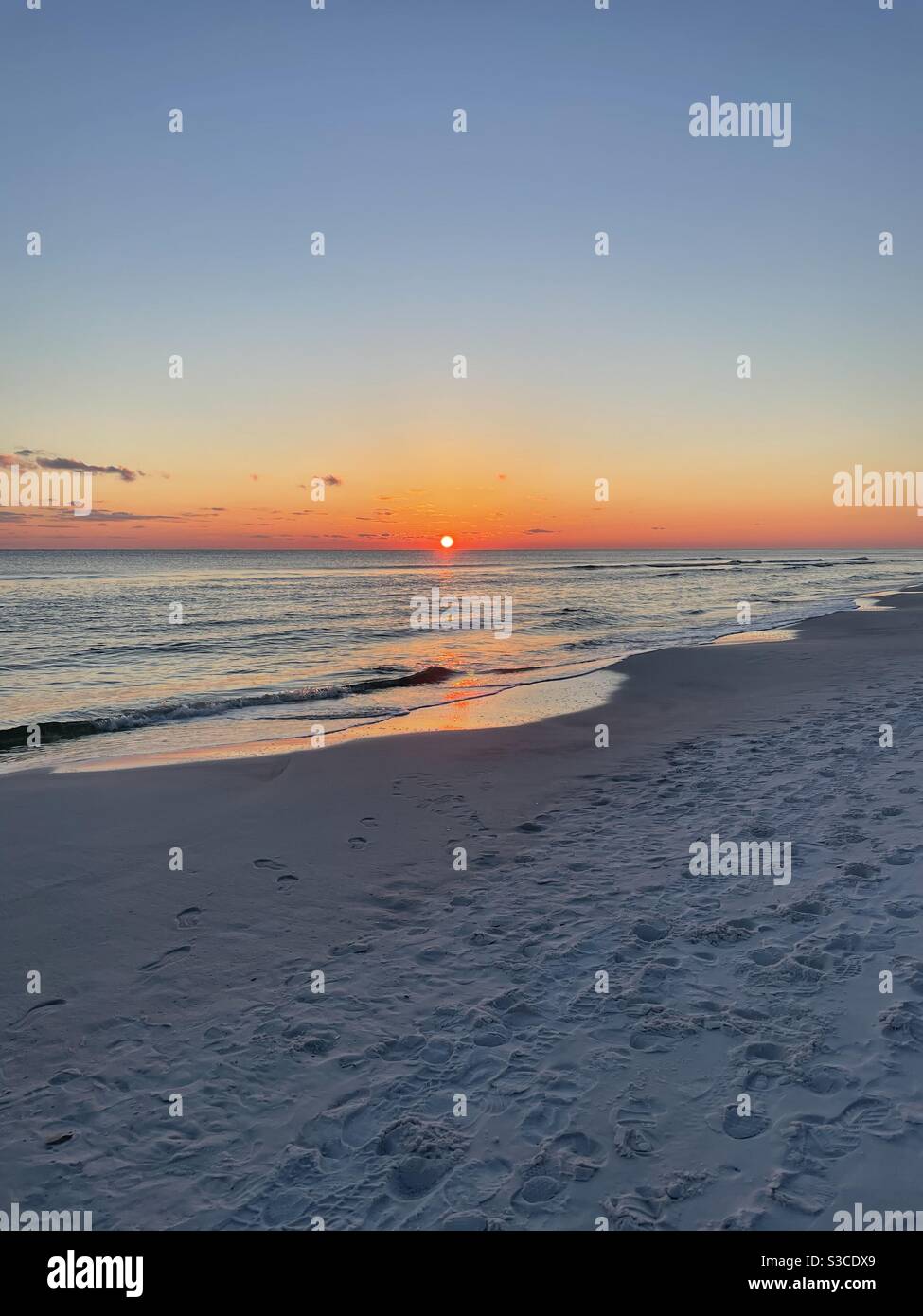 Farbenfroher Sonnenuntergang über Destin Florida weißem Sandstrand Stockfoto