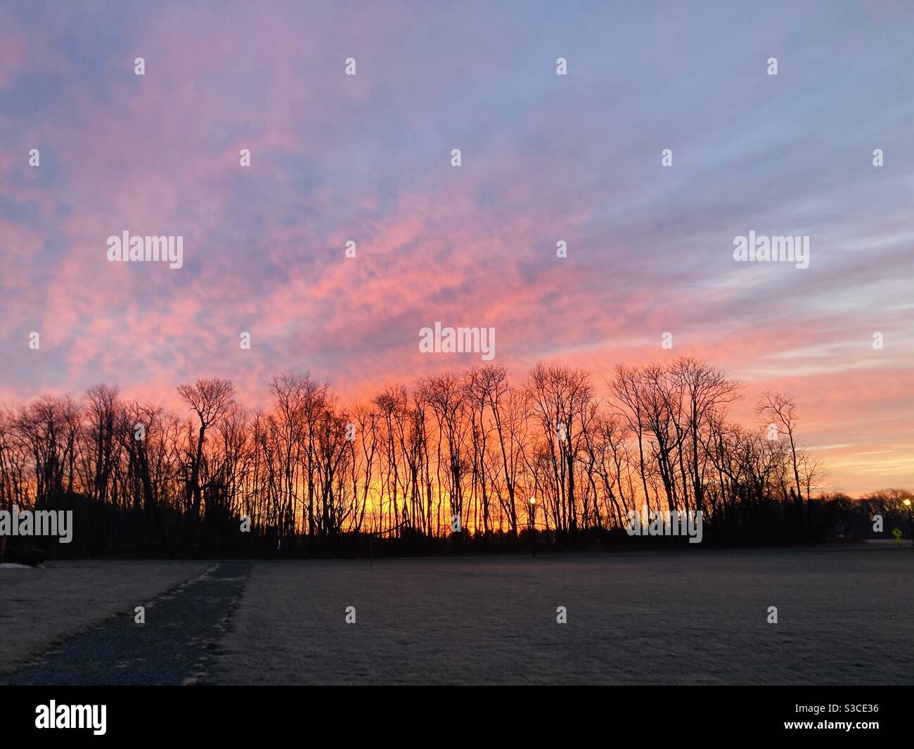 Wunderschöner, mehrfarbiger Sonnenaufgang im Rancocas Valley Athletic Complex in Eastampton New Jersey. Stockfoto