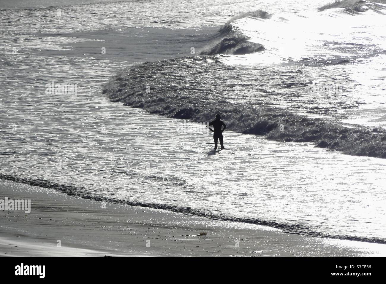 Silhouette eines Mannes im Meer Blick auf die Wellen am Strand von Quiberon in der Bretagne - Smartphone-aufgenommenes Stockfoto