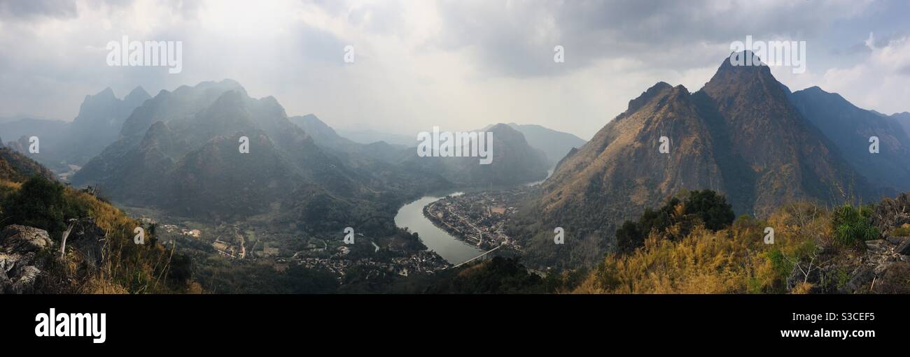 Bergpanorama Nong Khiaw Laos Stockfoto