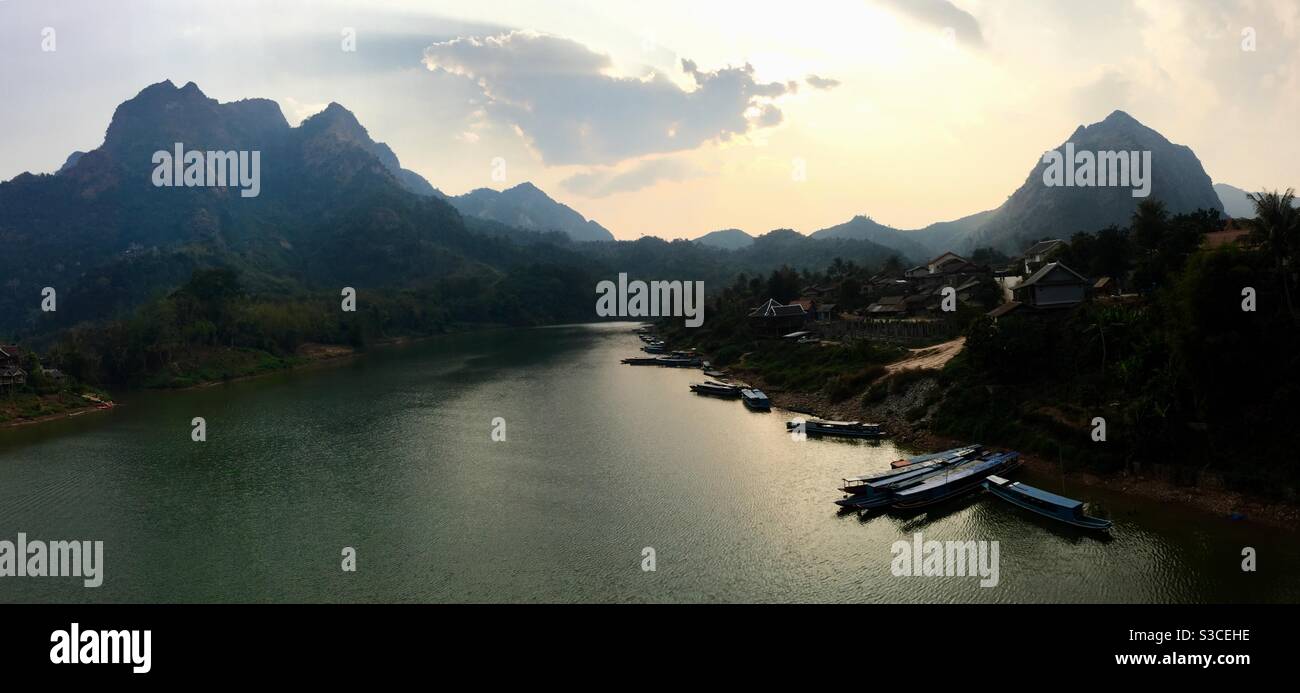 Mekong Fluss von der Brücke in Nong Khiaw Laos Stockfoto Mekong Fluss von der Brücke in Nong Khiaw Laos Stockfoto
