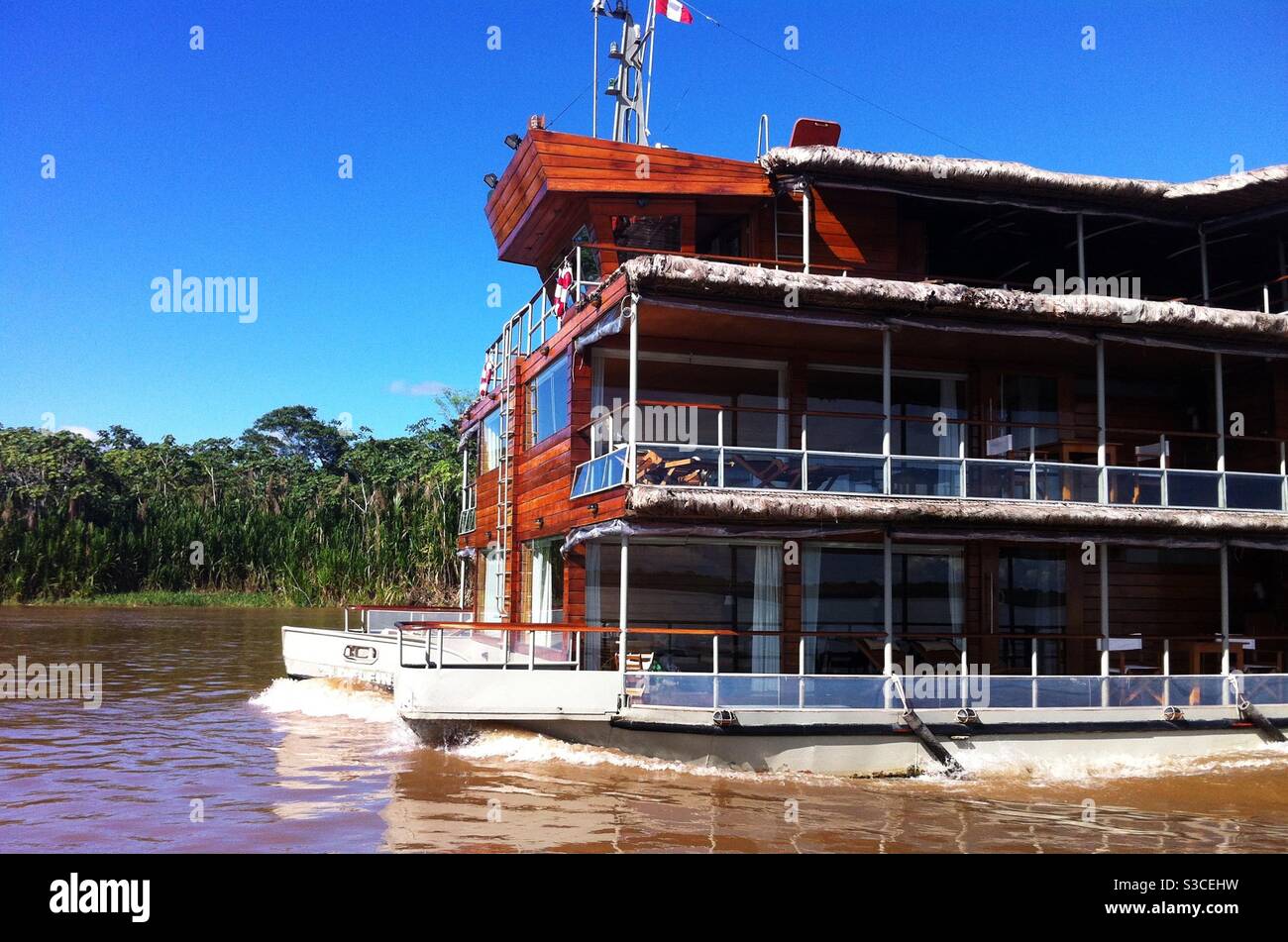 Flussbootfahrt auf dem Amazonas in Peru Stockfoto