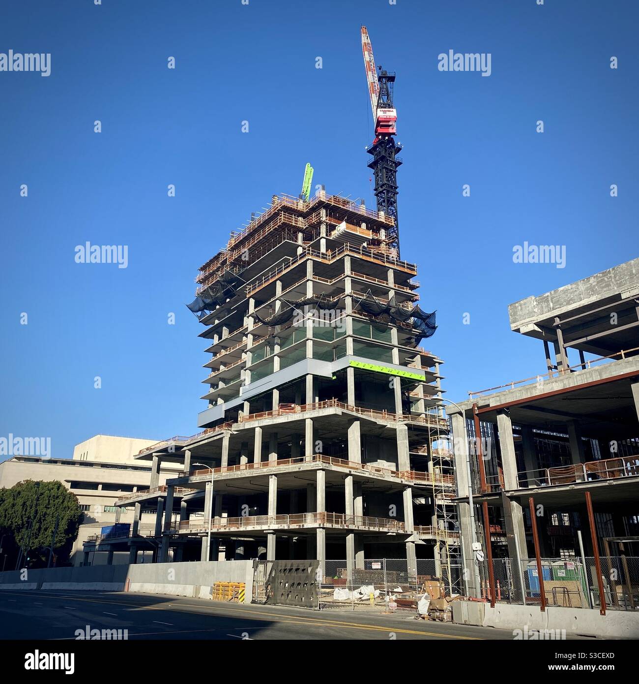 LOS ANGELES, CA, SEP 2020: Das Grand, neue Mixed-Use-Entwicklung entworfen Architekt Franky Gehry, im Bau neben der Walt Disney Concert Hall in der Innenstadt - Smartphone-aufgenommenes Stockfoto