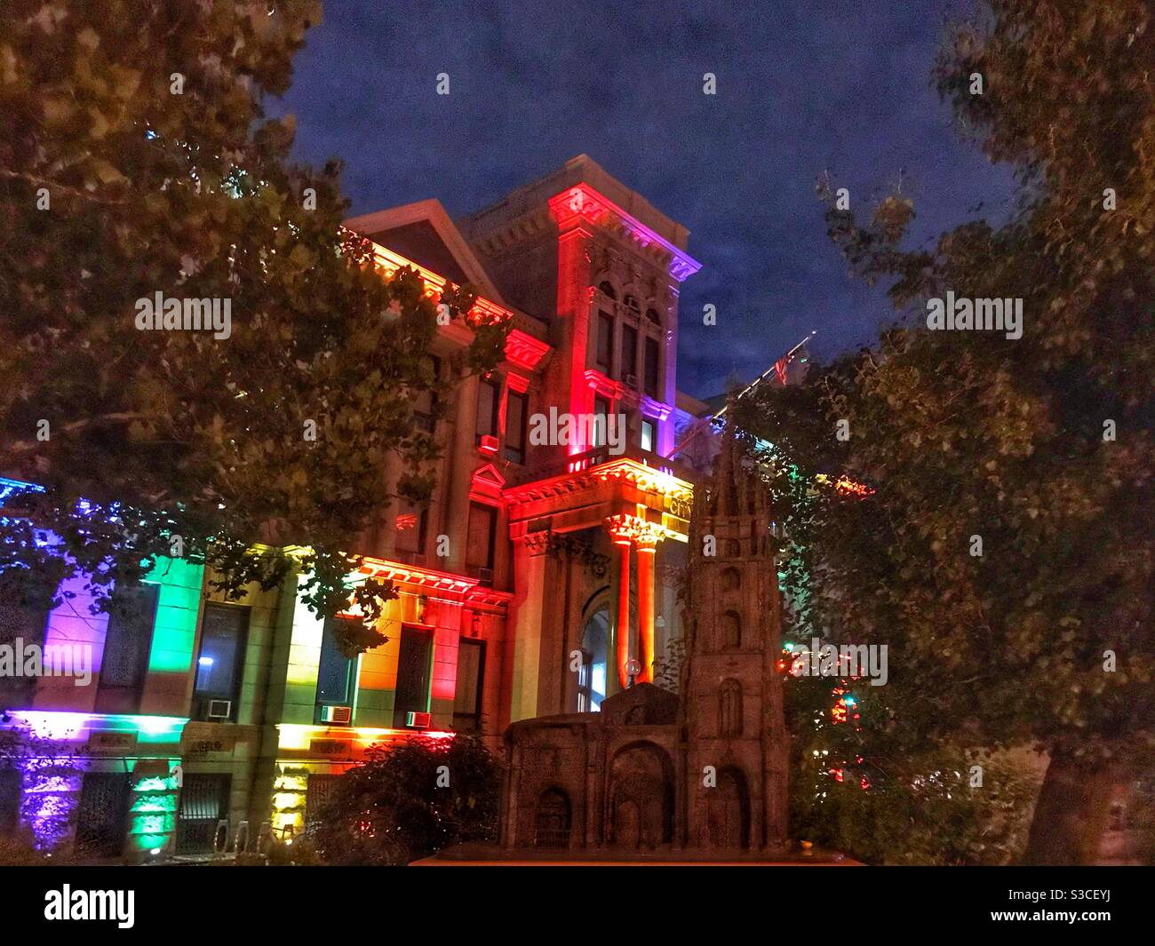 Jersey City Hall bei Nacht, in Regenbogenfarben während des Pride Month Stockfoto