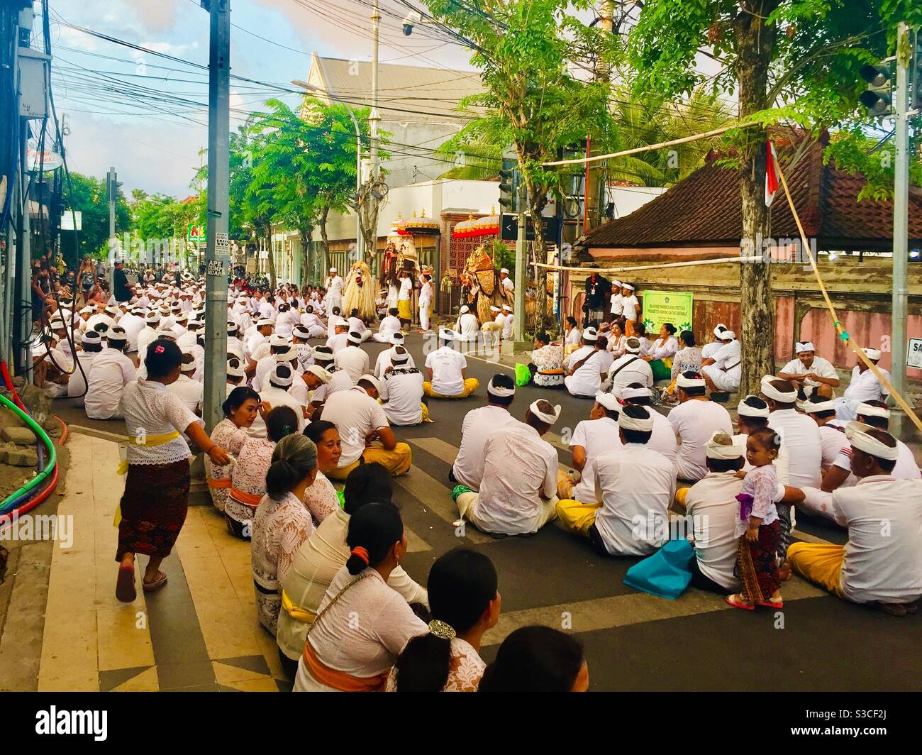 Hinduistische Religiose Festival Ubernimmt Die Hauptstrasse Legian Bali Stockfotografie Alamy