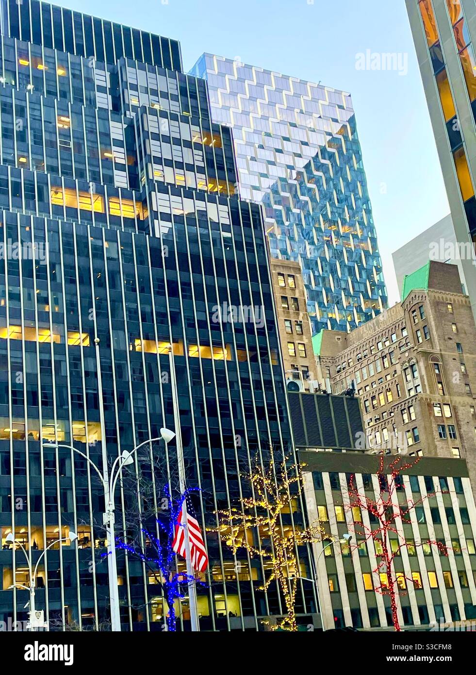 Kontrastierende Architekturstile in Manhattan schaffen oft visuelle Puzzles des Designs wie in dieser Ansicht des Rockefeller Center. - Smartphone-aufgenommenes Stockfoto