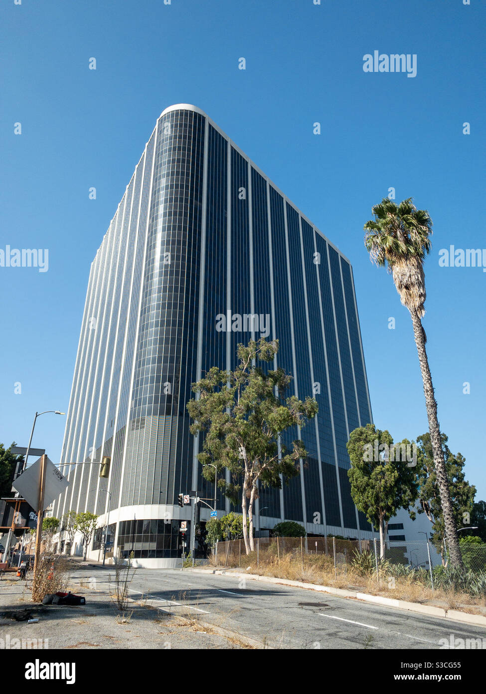 LOS ANGELES, CA, SEP 2020: Büros des Los Angeles Unified School District, zweitgrößter Schulbezirk in den USA, Gebäude neben den Autobahnen in Downtown, mit Palmen draußen - Smartphone-aufgenommenes Stockfoto