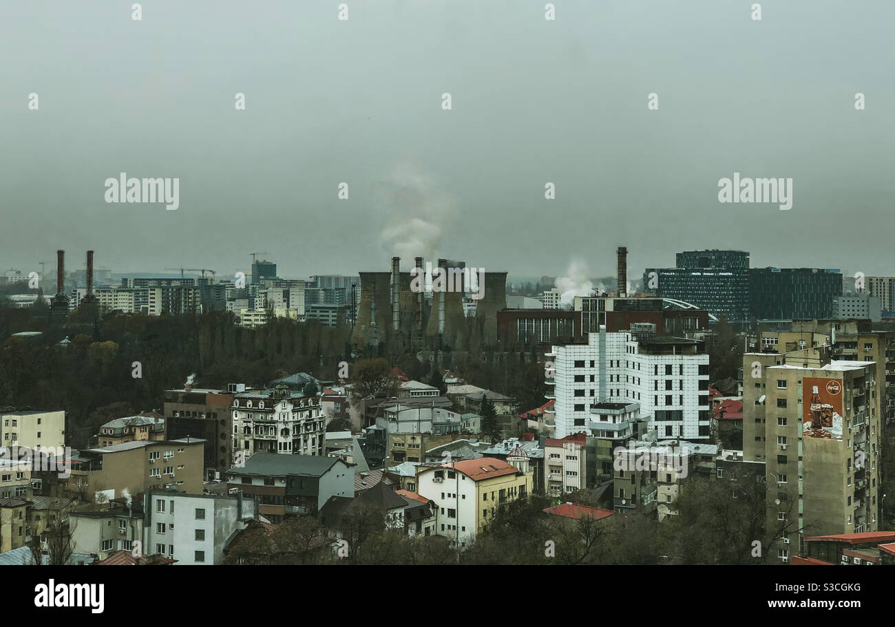Bukarest, Rumänien, Osteuropa - 21. Oktober 2019 - Panoramablick auf Bukarest Architektur und Luftverschmutzung Stockfoto
