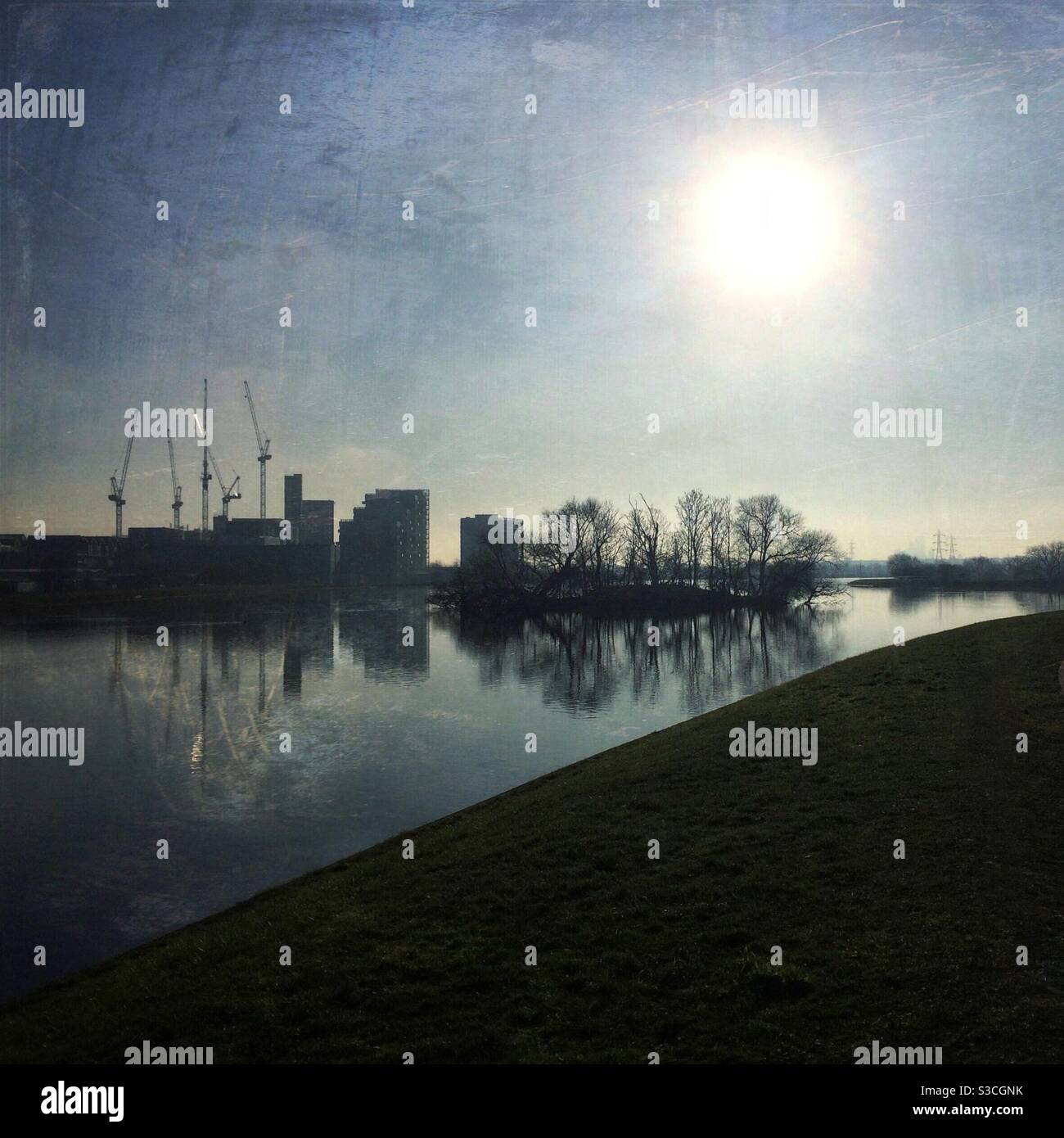 Walthamstow Wetlands, mit Blick über einen Stausee in Richtung Higham Hill und Bauentwicklung, London, Großbritannien - Smartphone-aufgenommenes Stockfoto