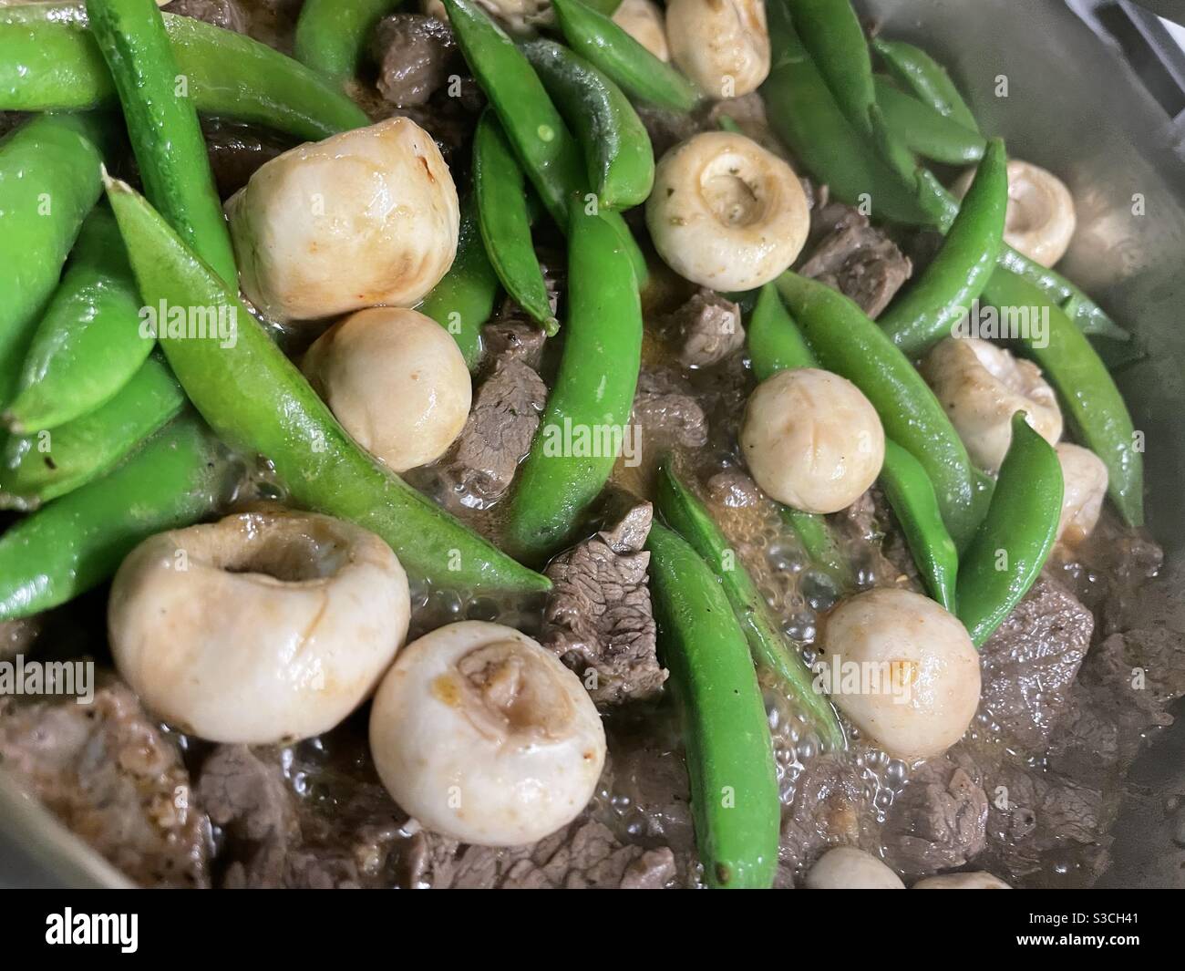 Rindfleischspitzen, Pilze, Schnapperbsen. Abendessen vorbereiten Stockfoto