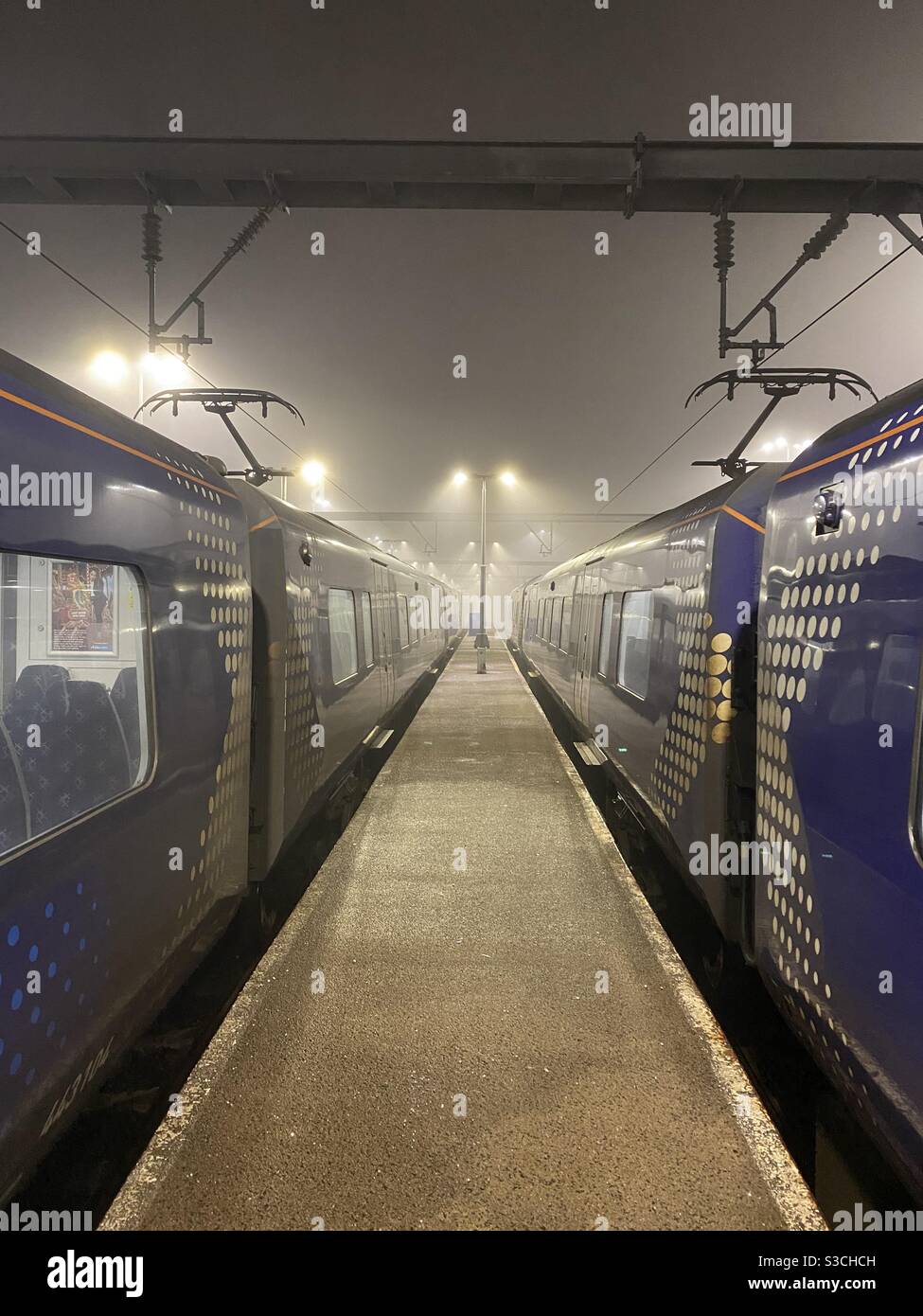 ScotRail Züge im Nebel Stockfoto