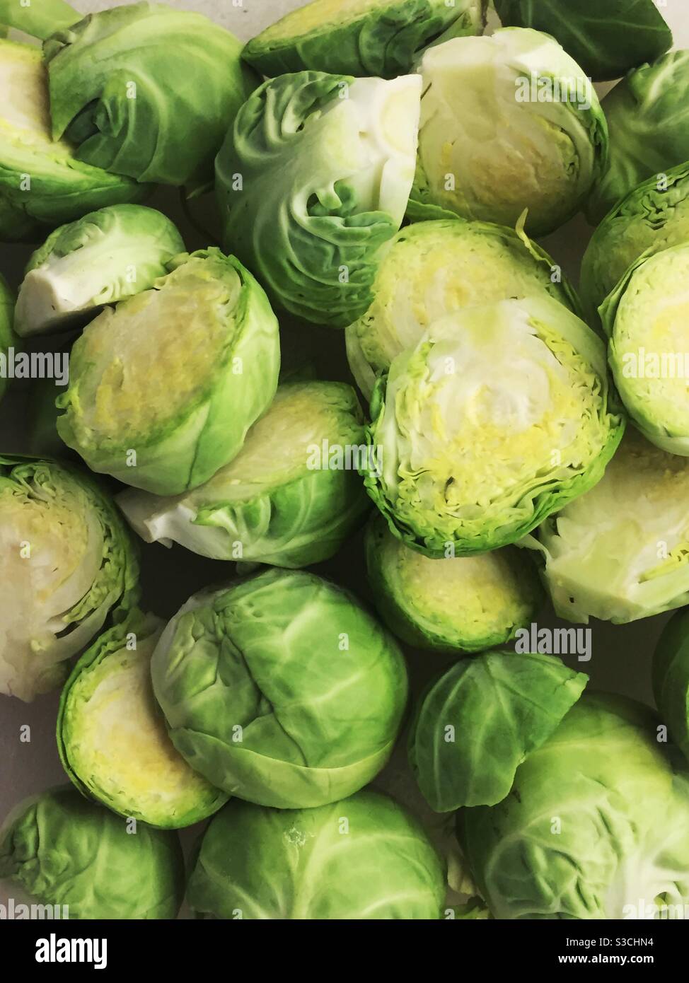 Nahaufnahme von rohen, frisch geschnittenen Rosenkohl Stockfoto