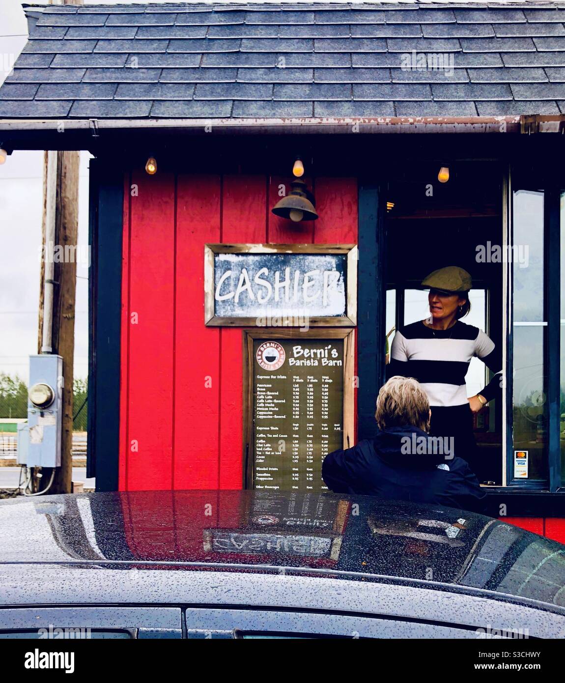 Fahren Sie durch die Kaffeeständer im ländlichen Canby, Oregon, USA, wo der Lebensstil langsamer, freundlich ist und das heiß geröstete Kaffeegetränk an einem kalten Tag nach einer Fahrt von Portland gut ist. Stockfoto