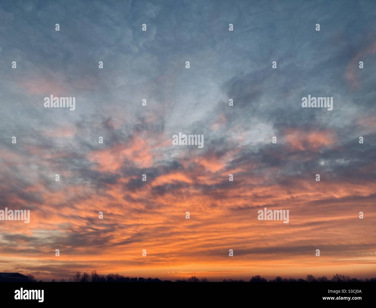 Wunderschöner Sonnenaufgang bei einem Morgenlauf in NJ im Winter 2020/2021. - Smartphone-aufgenommenes Stockfoto