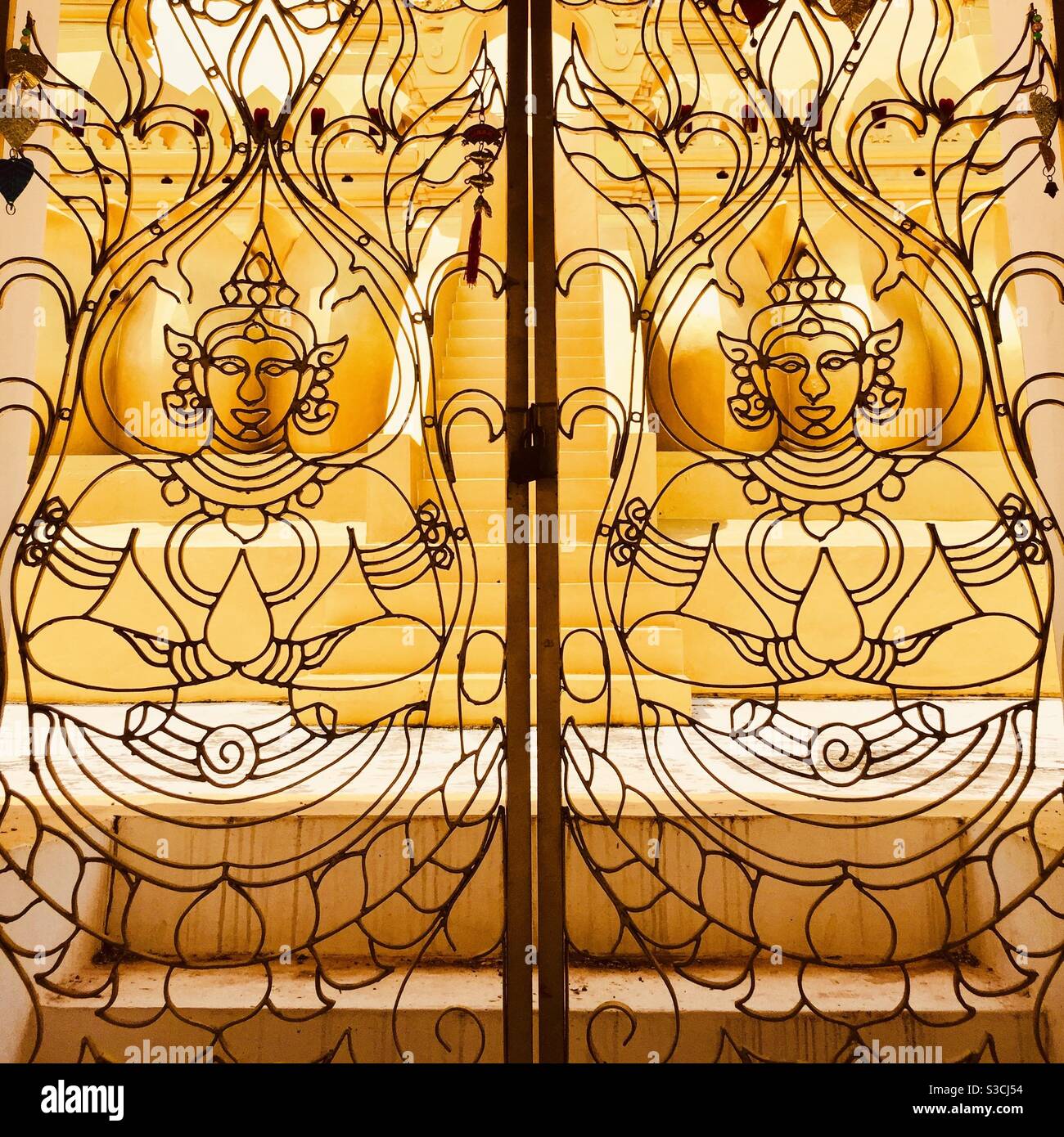 Buddha schmiedeeiserne Tore Vientiane Laos - Smartphone-aufgenommenes Stockfoto