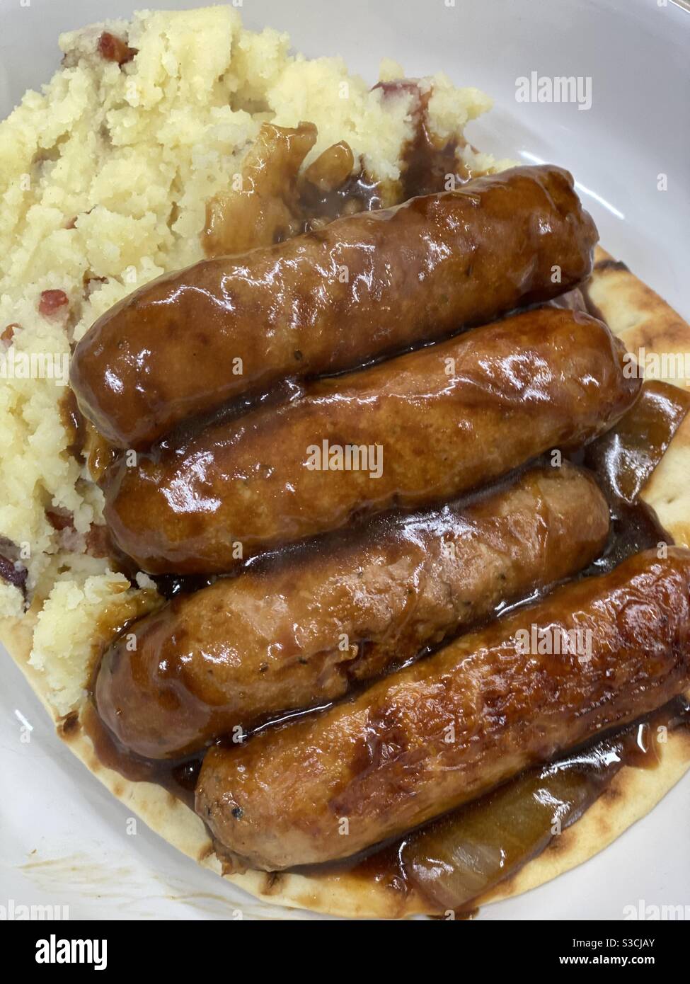 Würstchen Bacon Mash und Zwiebelsoße. - Smartphone-aufgenommenes Stockfoto