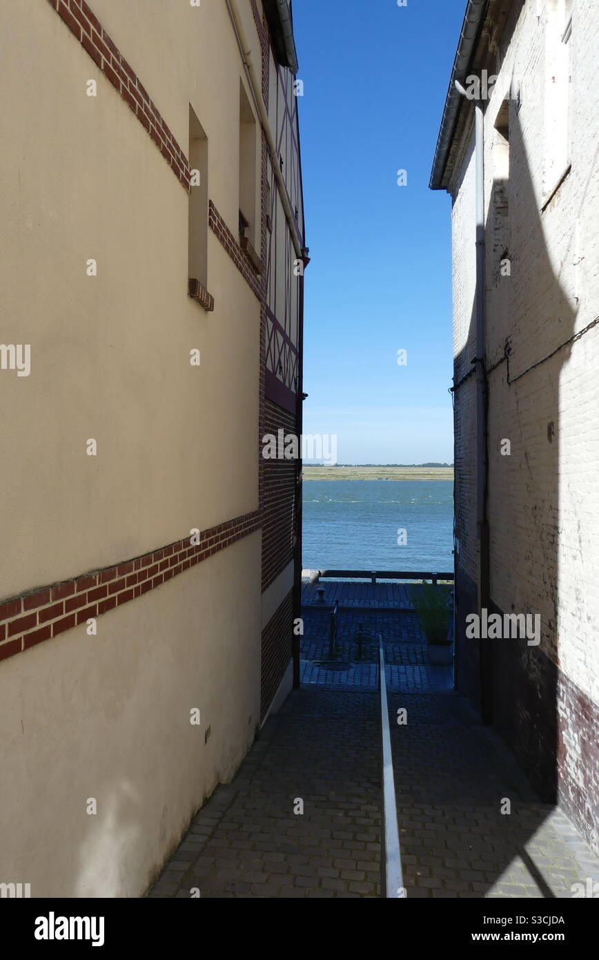 Gasse zwischen Gebäuden zum Meer in Saint Valery sur Somme, Frankreich, Picardie Stockfoto