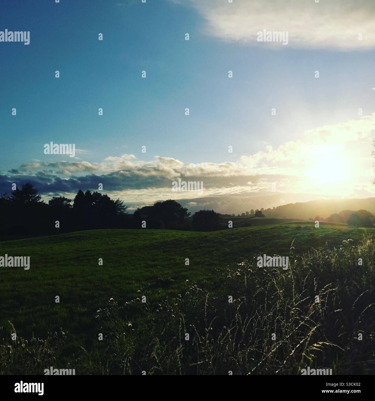 Sonnenuntergang über Feldern im Lake District England Stockfoto