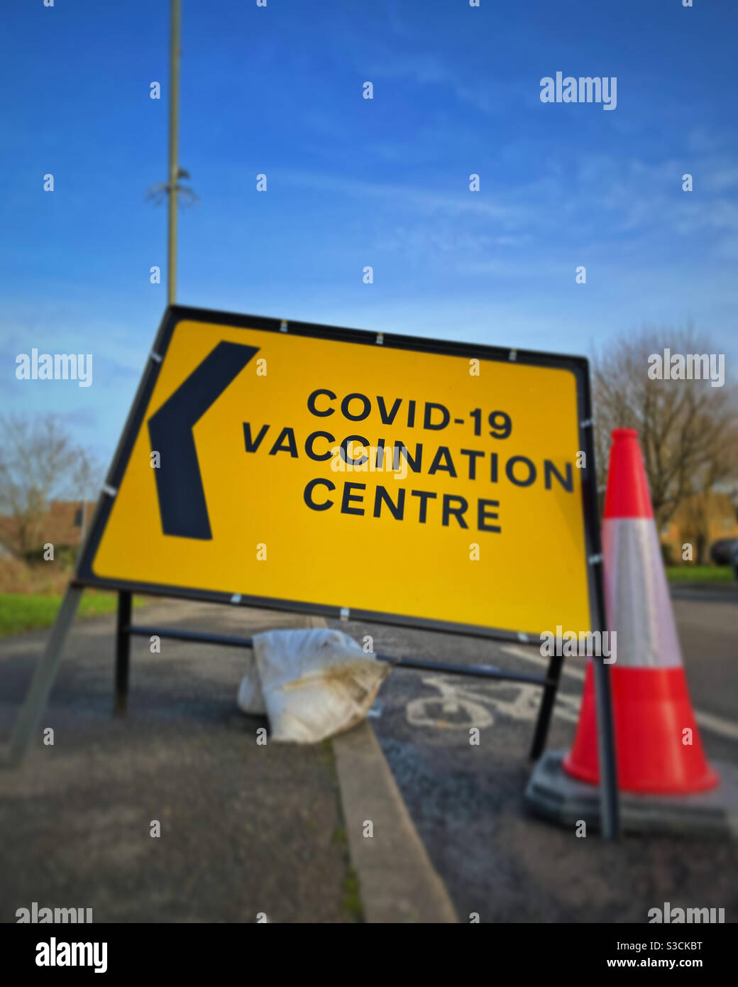 COVID-19 Impfzentrum Schild am Straßenrand. Stockfoto