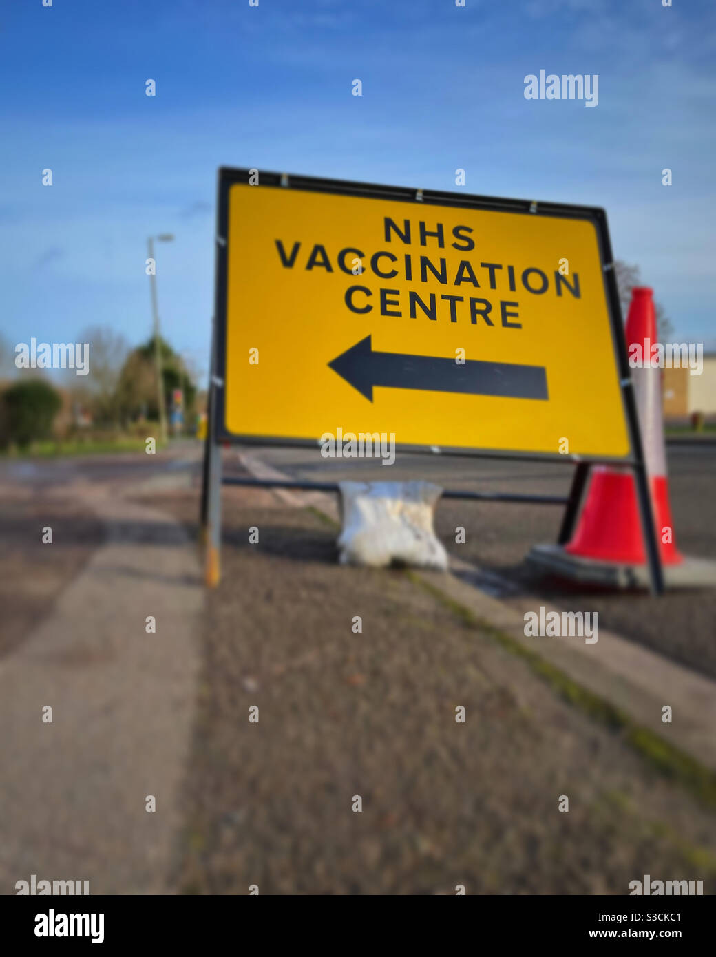 NHS Impfzentrum Schild am Straßenrand. Stockfoto